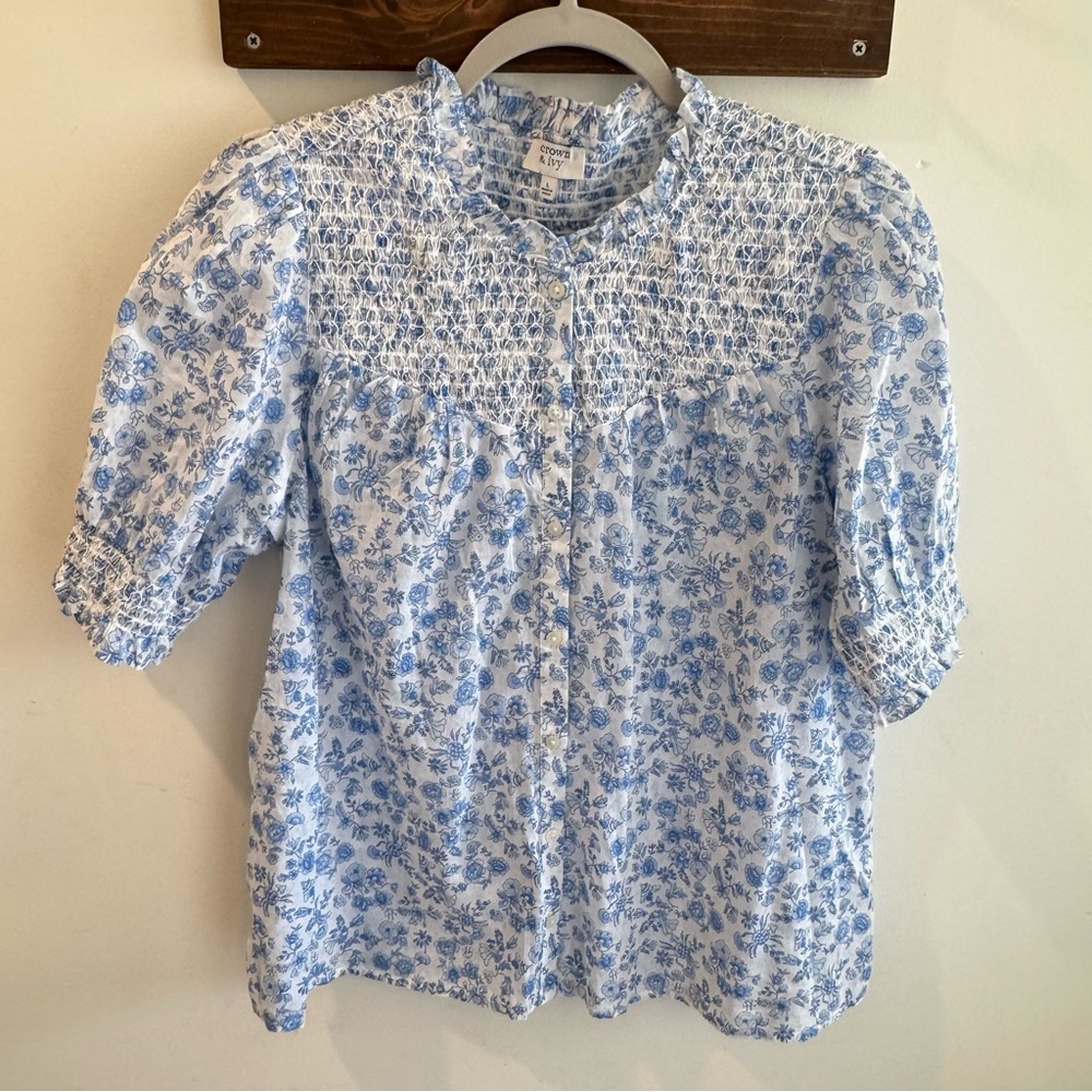 Crown & Ivy Blue Floral Smocked‎ Ruffle Neck Top Large
